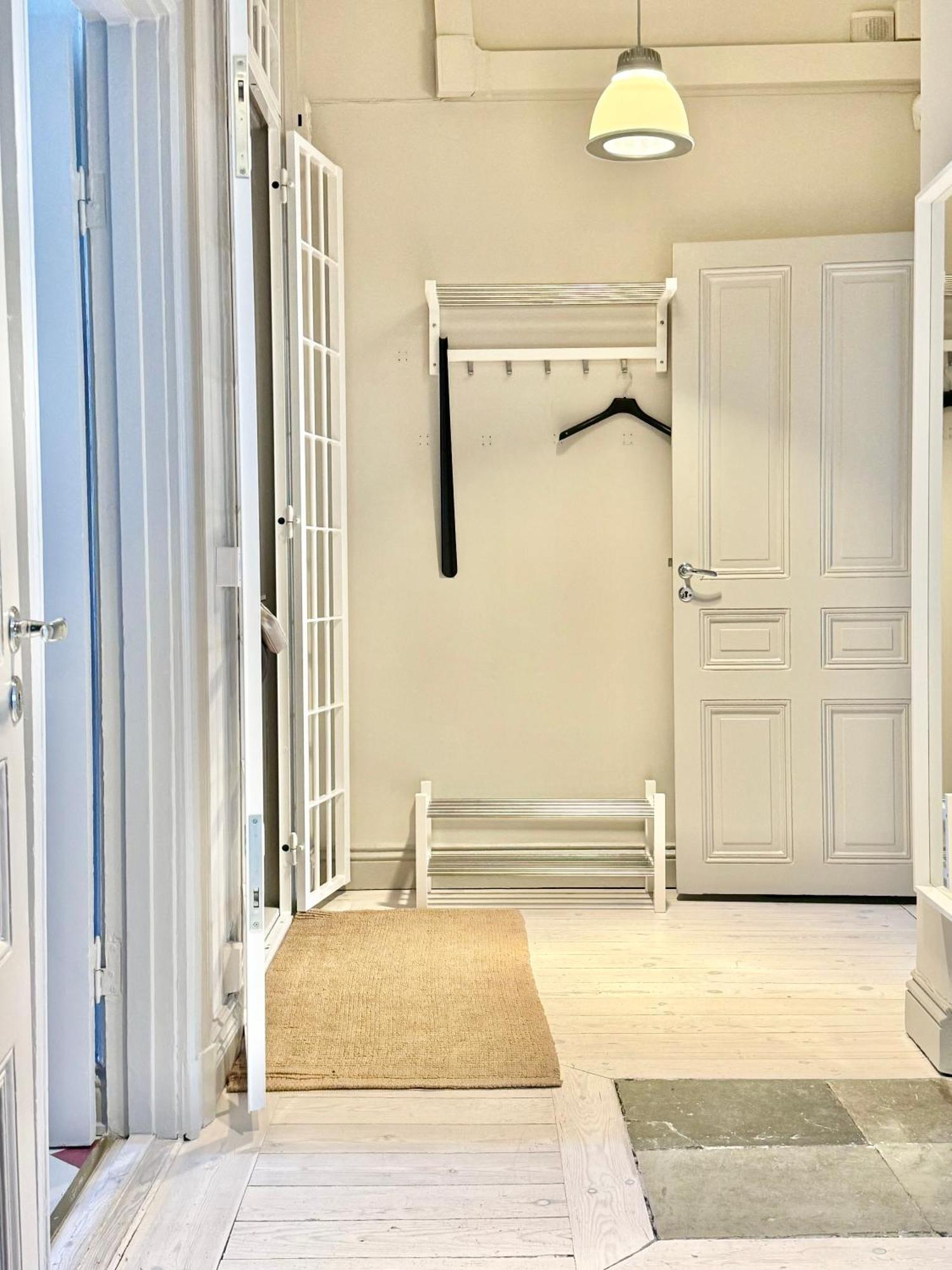 Laegenhet Med Fantastiskt Laege Apartment สต็อกโฮล์ม ภายนอก รูปภาพ